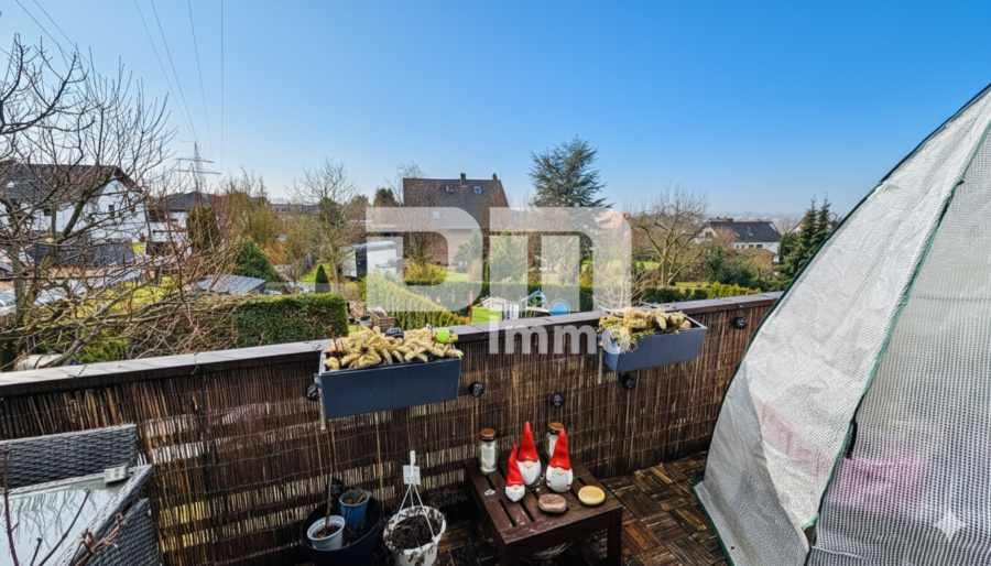 Schönes 1 bis 2 Familienwohnhaus mit großem Garten, Terrasse, Doppelgarage und Herkulesblick - OG / DG Balkon Panoramablick Kassel /Herkulesblick